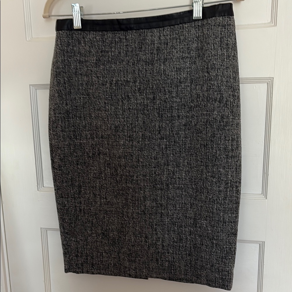SUPER SALE !!! Classic Ann Taylor Dark Gray Knee-Length Skirt. Size 6. Ful lin…